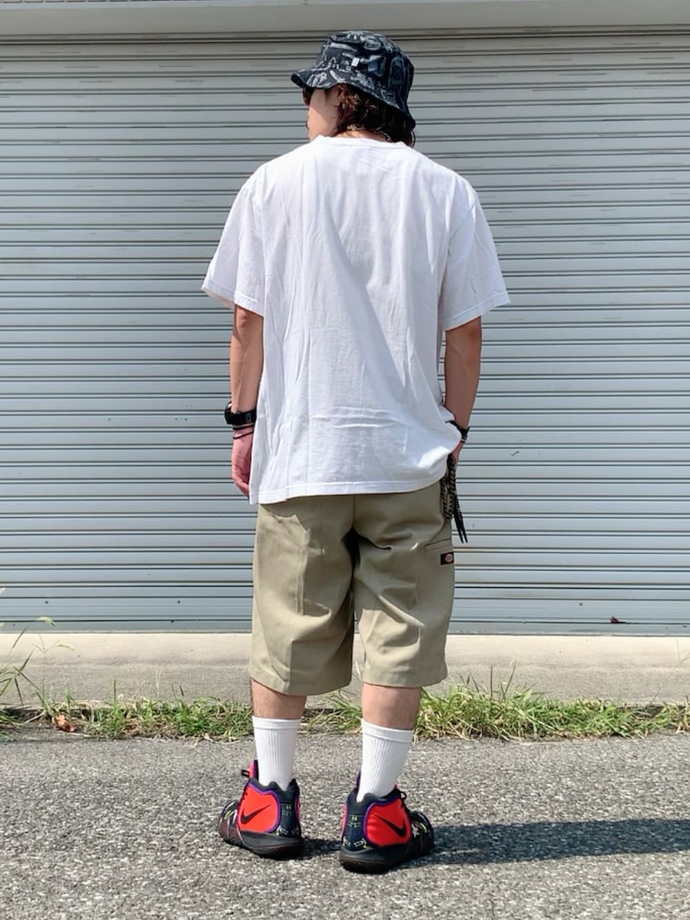 ベージュ系のその他パンツ、ホワイト系のTシャツ/カットソー、オレンジ系のスニーカーを着用したメンズの秋コーディネートの2枚目の写真