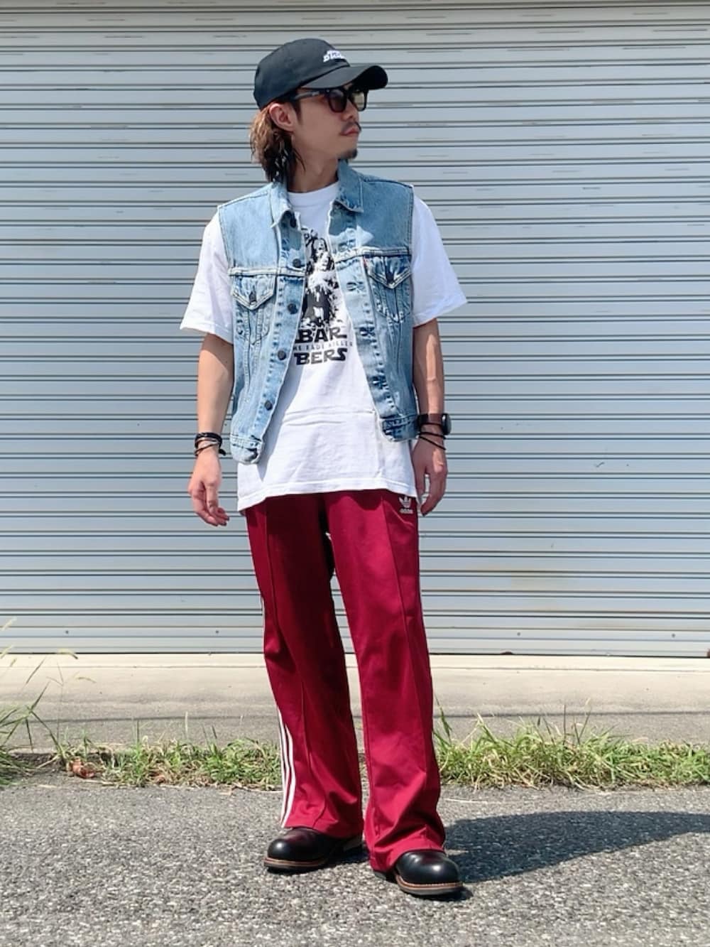 ホワイト系のTシャツ/カットソー、ブルー系のベスト、レッド系のその他パンツを着用したメンズの秋コーディネートの5枚目の写真
