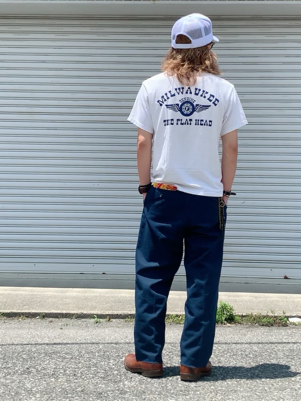 ブルー系のチノパンツ、ホワイト系のTシャツ/カットソー、ブラウン系のブーツを着用したメンズの夏コーディネートの2枚目の写真
