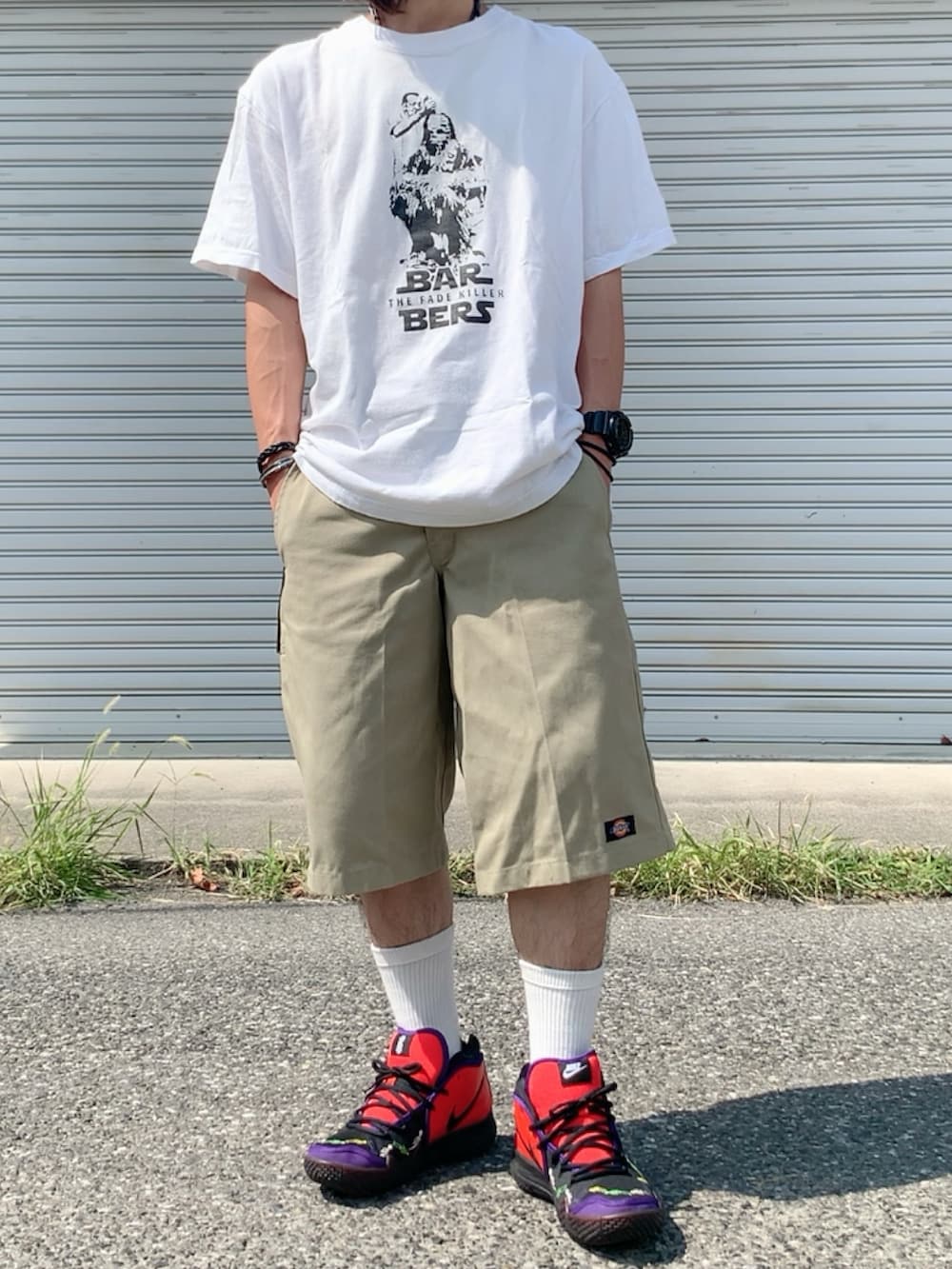 ベージュ系のその他パンツ、ホワイト系のTシャツ/カットソー、オレンジ系のスニーカーを着用したメンズの秋コーディネートの3枚目の写真