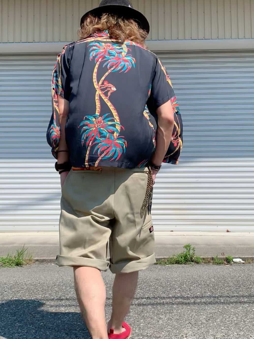 ホワイト系のタンクトップ、ブラック系のシャツ/ブラウス、ベージュ系のその他パンツを着用したメンズの夏コーディネートの4枚目の写真