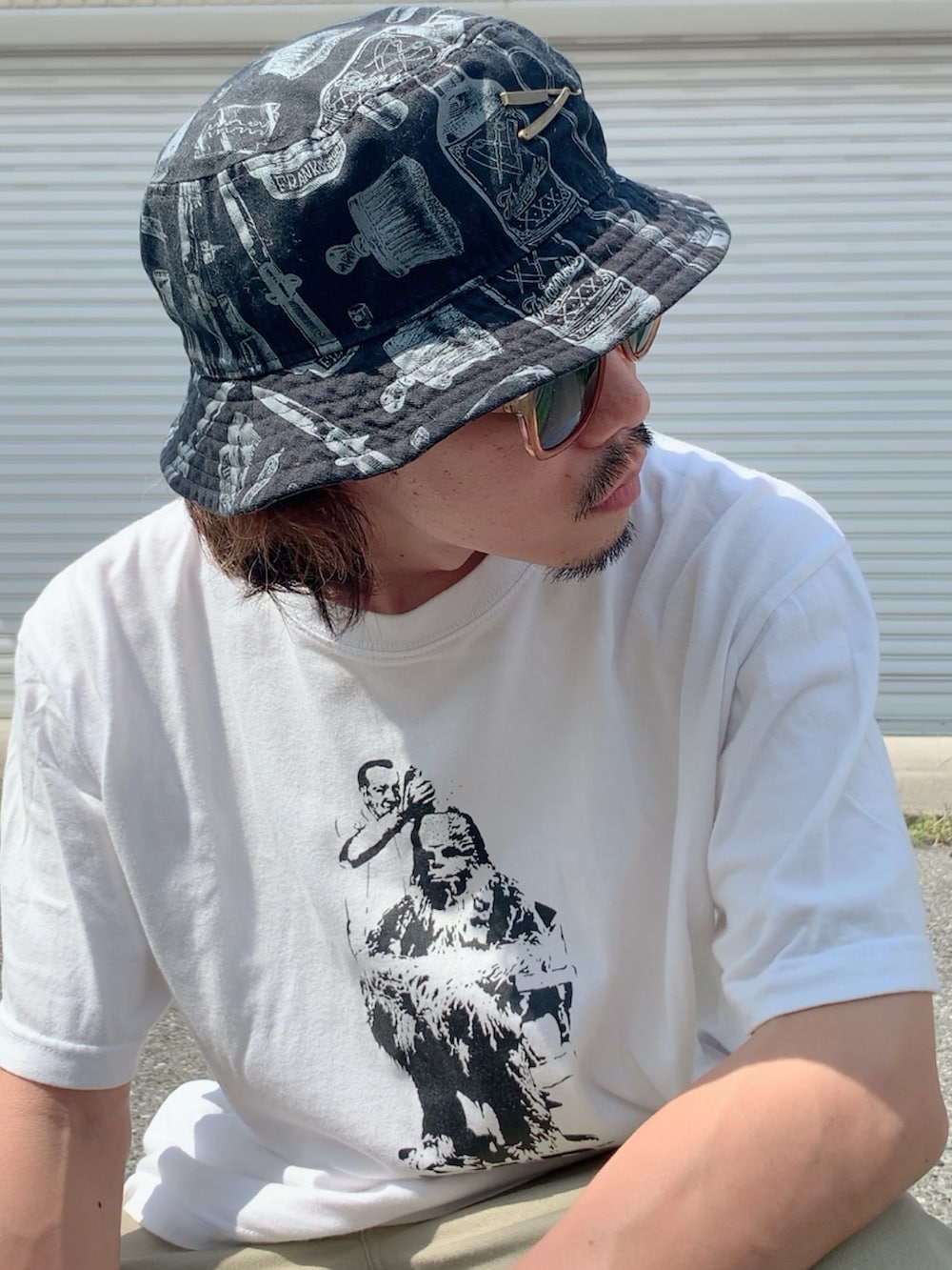 ベージュ系のその他パンツ、ホワイト系のTシャツ/カットソー、オレンジ系のスニーカーを着用したメンズの秋コーディネートの4枚目の写真