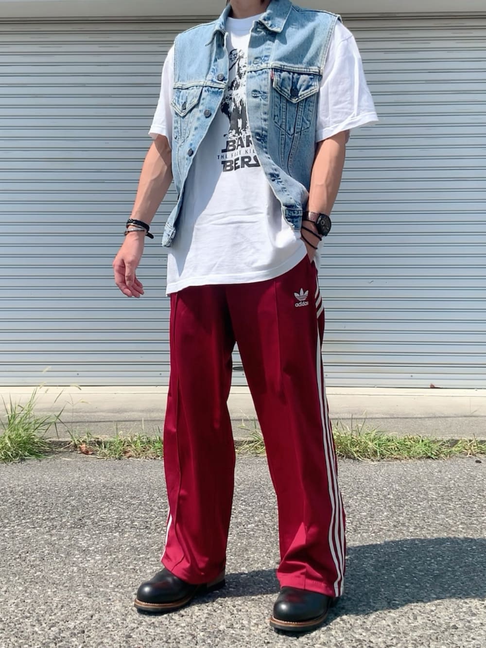 ホワイト系のTシャツ/カットソー、ブルー系のベスト、レッド系のその他パンツを着用したメンズの秋コーディネートの3枚目の写真