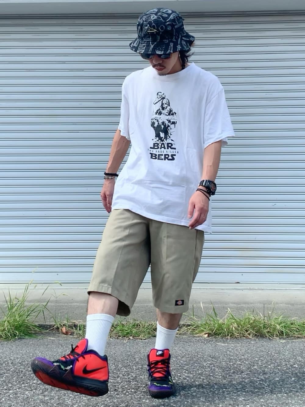 ベージュ系のその他パンツ、ホワイト系のTシャツ/カットソー、オレンジ系のスニーカーを着用したメンズの秋コーディネートの5枚目の写真