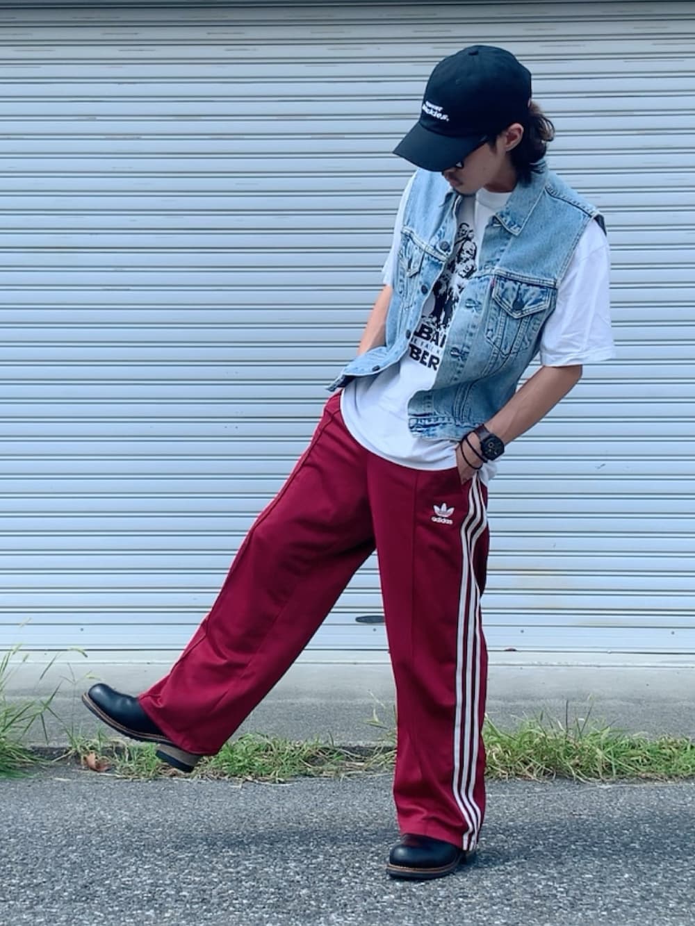 ホワイト系のTシャツ/カットソー、ブルー系のベスト、レッド系のその他パンツを着用したメンズの秋コーディネートの4枚目の写真
