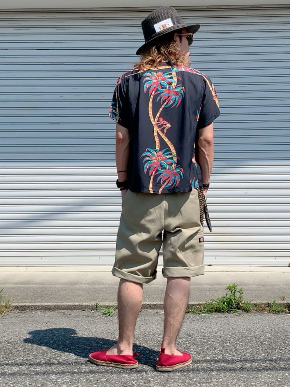 ホワイト系のタンクトップ、ブラック系のシャツ/ブラウス、ベージュ系のその他パンツを着用したメンズの夏コーディネートの2枚目の写真