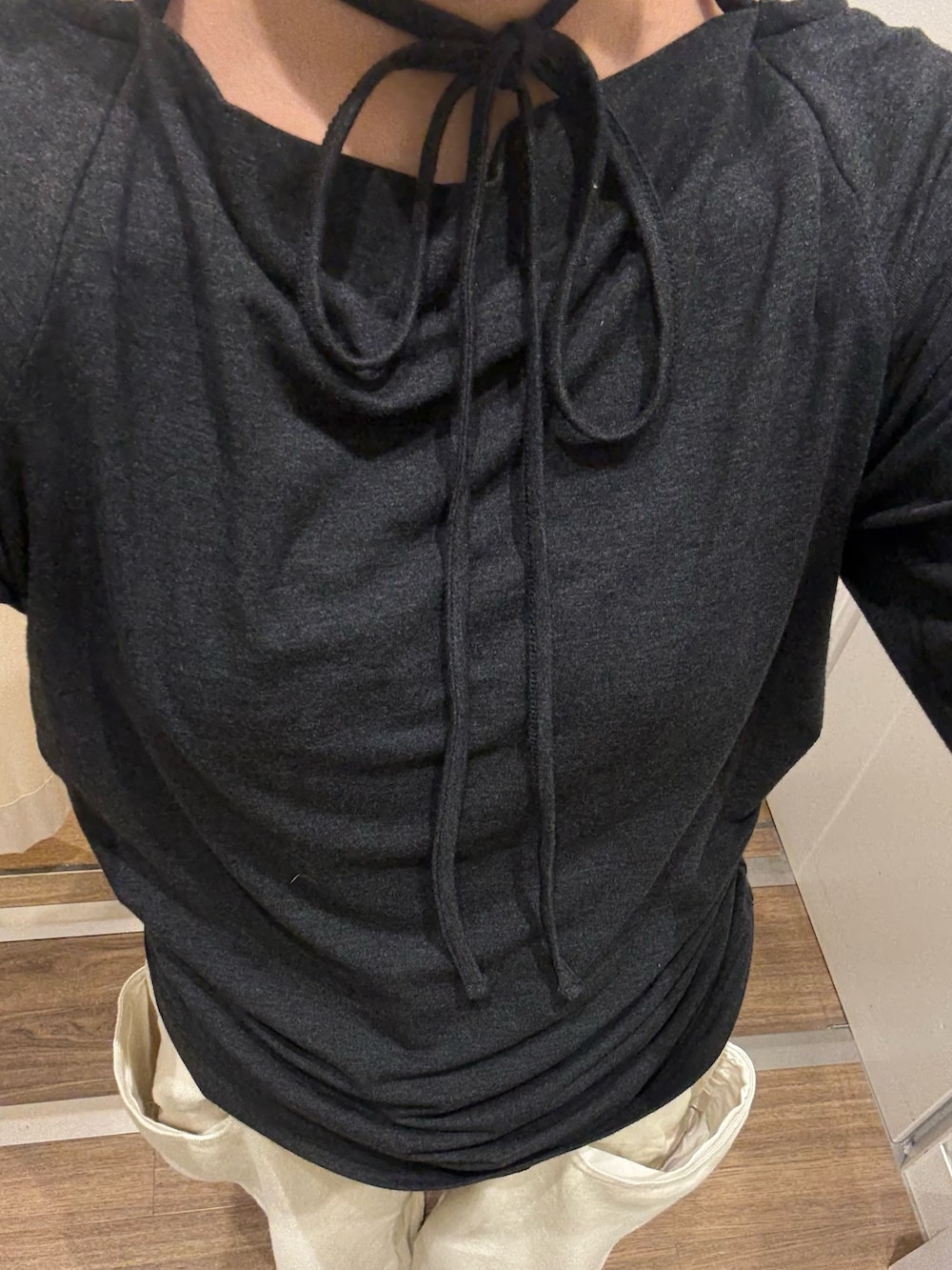 グレー系のTシャツ/カットソー、ホワイト系のその他パンツを着用したレディースの秋コーディネートの3枚目の写真