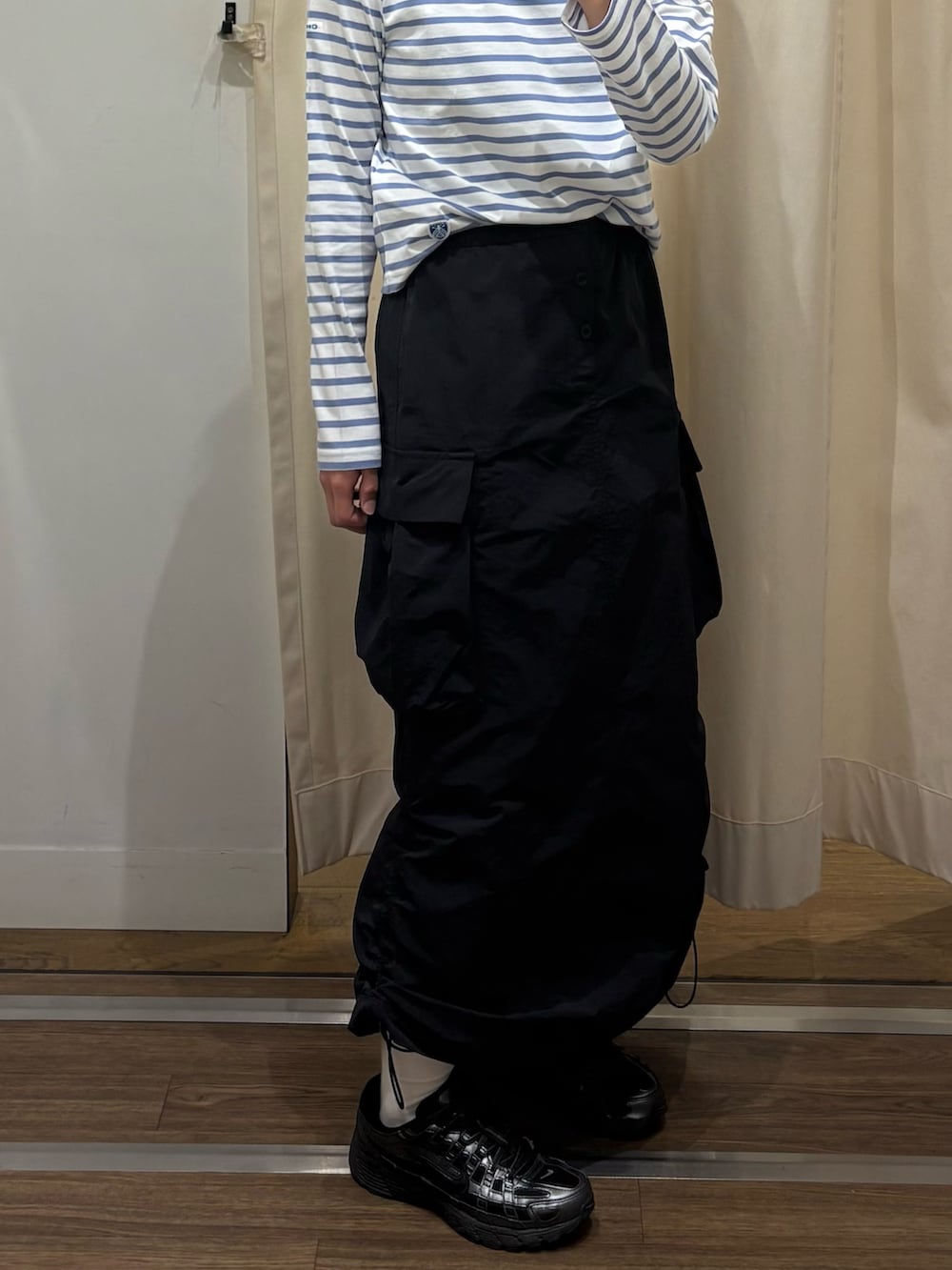 ブラック系のスカートを着用したレディースの冬コーディネートの2枚目の写真