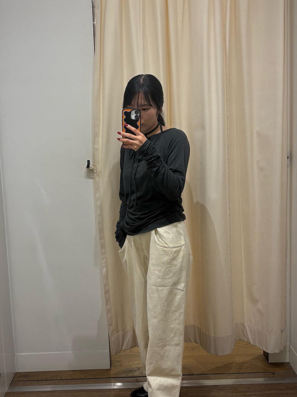 グレー系のTシャツ/カットソー、ホワイト系のその他パンツを着用したレディースの秋コーディネートの2枚目の写真