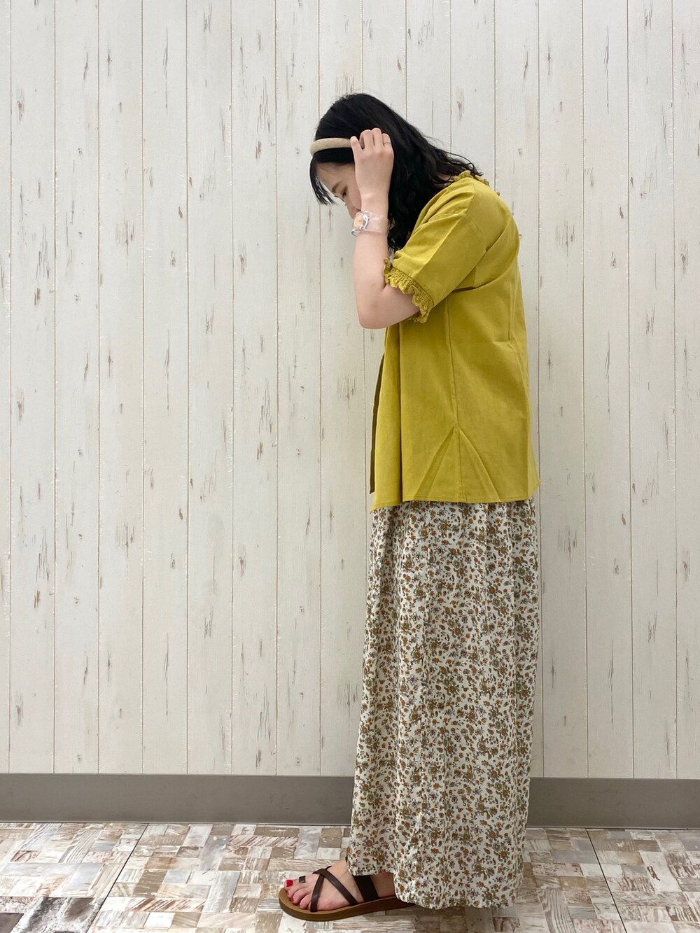 ホワイト系のTシャツ/カットソー、イエロー系のシャツ/ブラウス、ホワイト系のその他パンツを着用したレディースの夏コーディネートの2枚目の写真