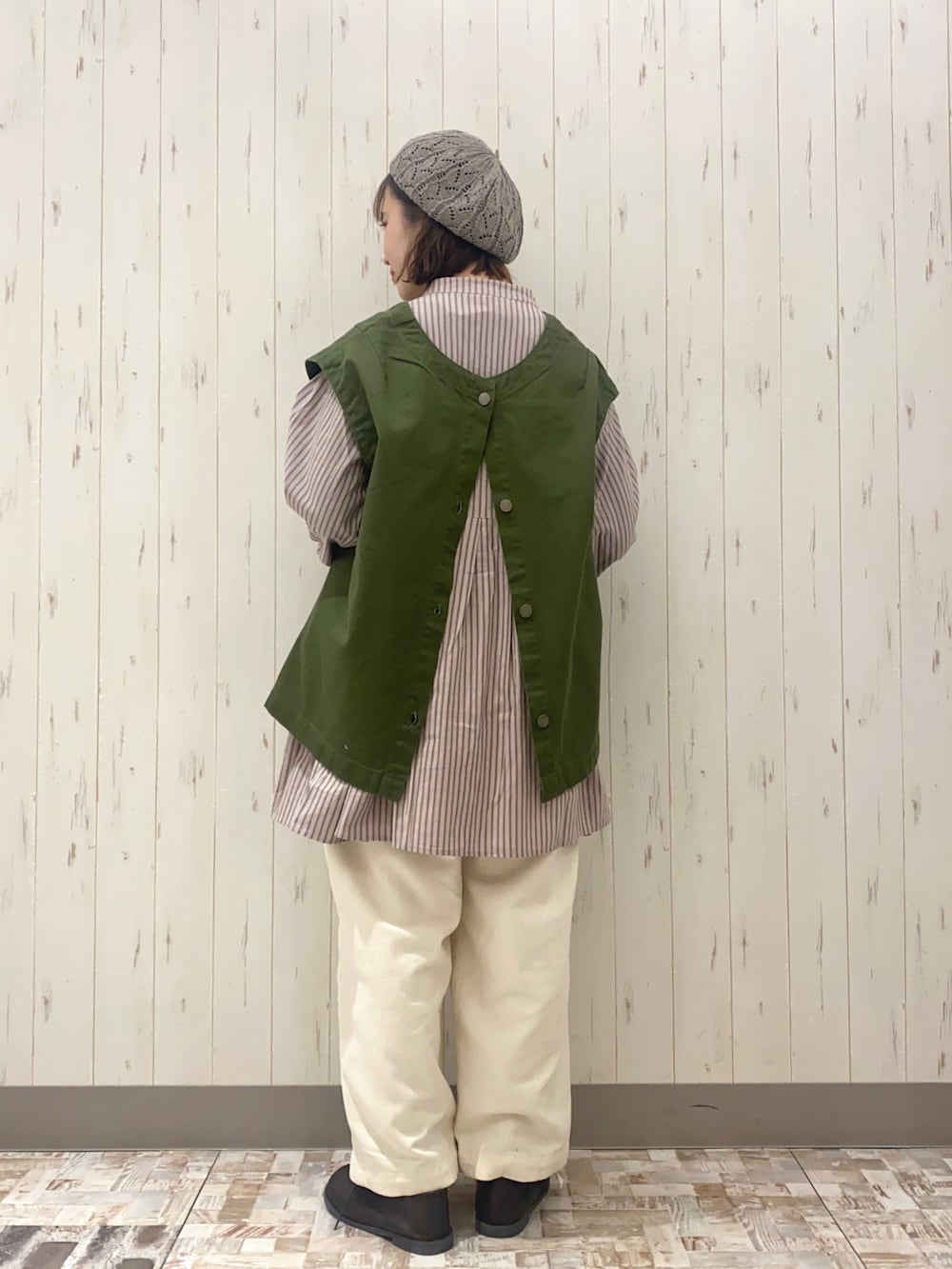 グリーン系のベスト、ベージュ系のシャツ/ブラウス、ホワイト系のその他パンツを着用したレディースの春コーディネートの3枚目の写真