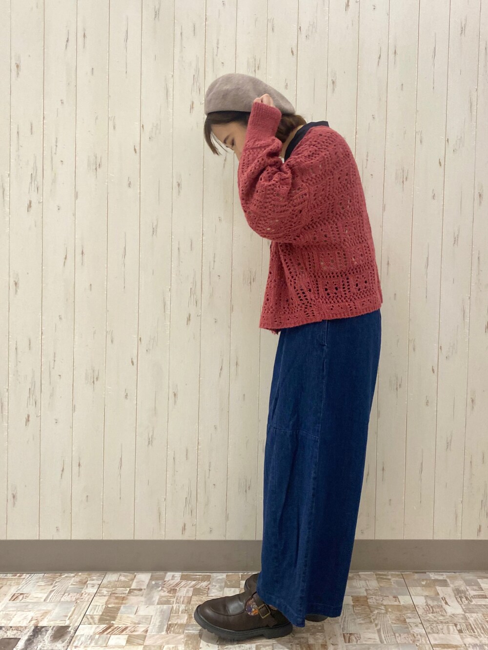 ピンク系のカーディガン/ボレロ、ベージュ系のショルダーバッグ、ベージュ系のシャツ/ブラウスを着用したレディースの秋コーディネートの2枚目の写真
