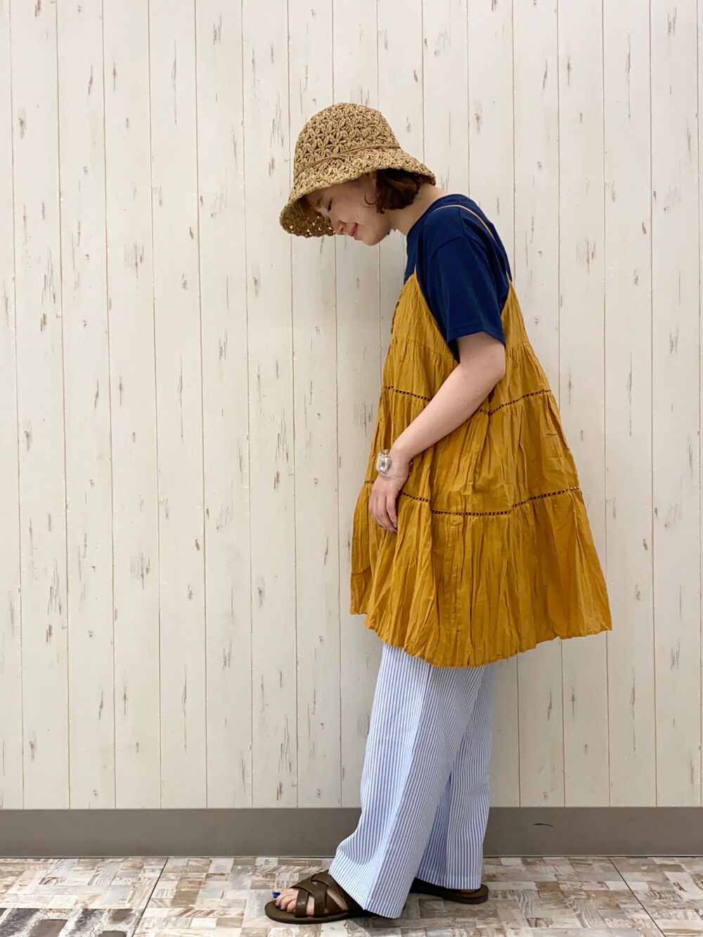 ブルー系のTシャツ/カットソー、イエロー系のチュニック、ブルー系のその他パンツを着用したレディースの夏コーディネートの2枚目の写真