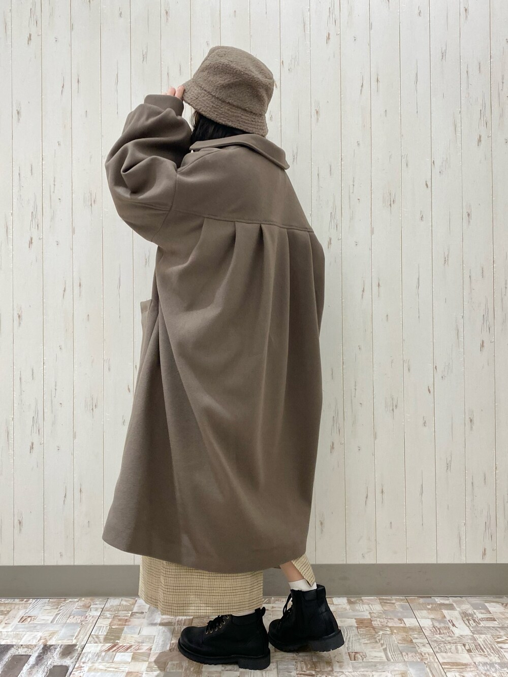 「シンプル、ショートブーツ、レトロ、休日コーデ、低身長、ehka sopo、エヘカソポ、オトナカジュアル、冬アウター」｜「ehka sopoのパフスリーブステンカラーコート（ステンカラーコート、グレー系）」を使った、ayamiさん（レディース・153cm）の冬コーディネートの2枚目の写真