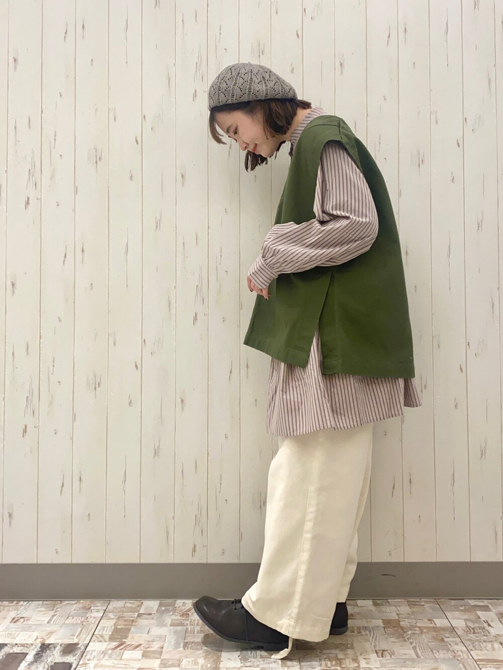 グリーン系のベスト、ベージュ系のシャツ/ブラウス、ホワイト系のその他パンツを着用したレディースの春コーディネートの2枚目の写真