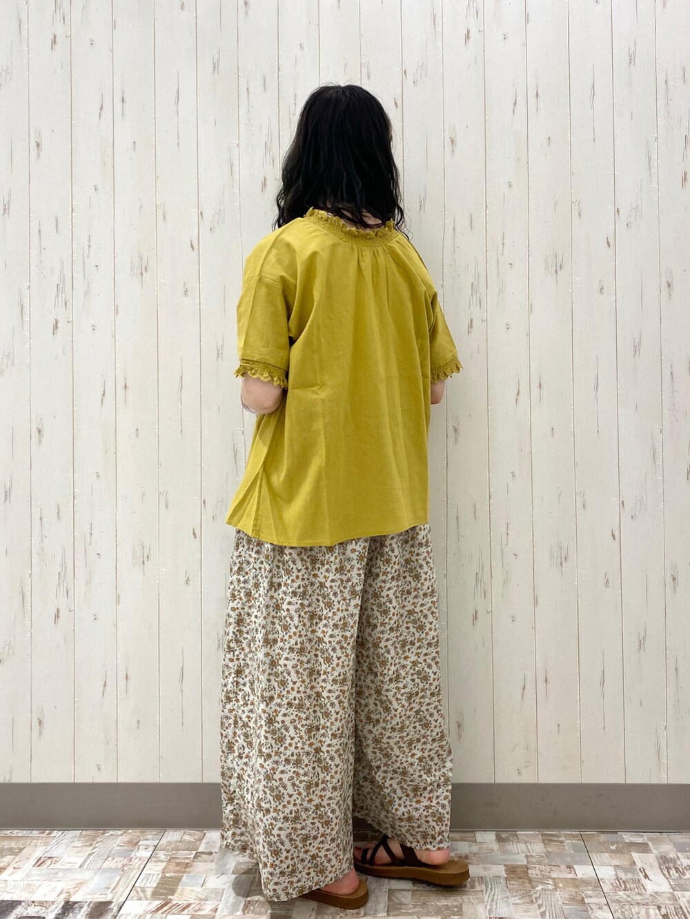 ホワイト系のTシャツ/カットソー、イエロー系のシャツ/ブラウス、ホワイト系のその他パンツを着用したレディースの夏コーディネートの3枚目の写真