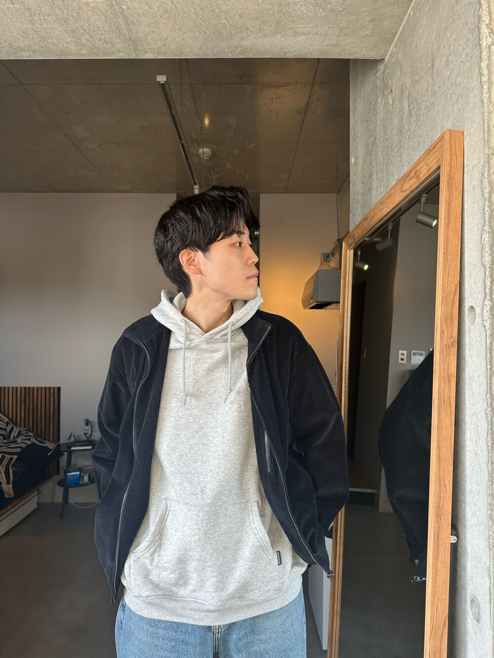 ブルー系のデニムパンツ、ベージュ系のスニーカーを着用したメンズの冬コーディネートの4枚目の写真