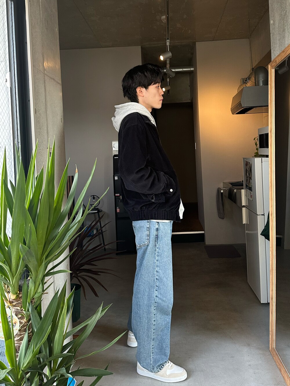 ブルー系のデニムパンツ、ベージュ系のスニーカーを着用したメンズの冬コーディネートの5枚目の写真