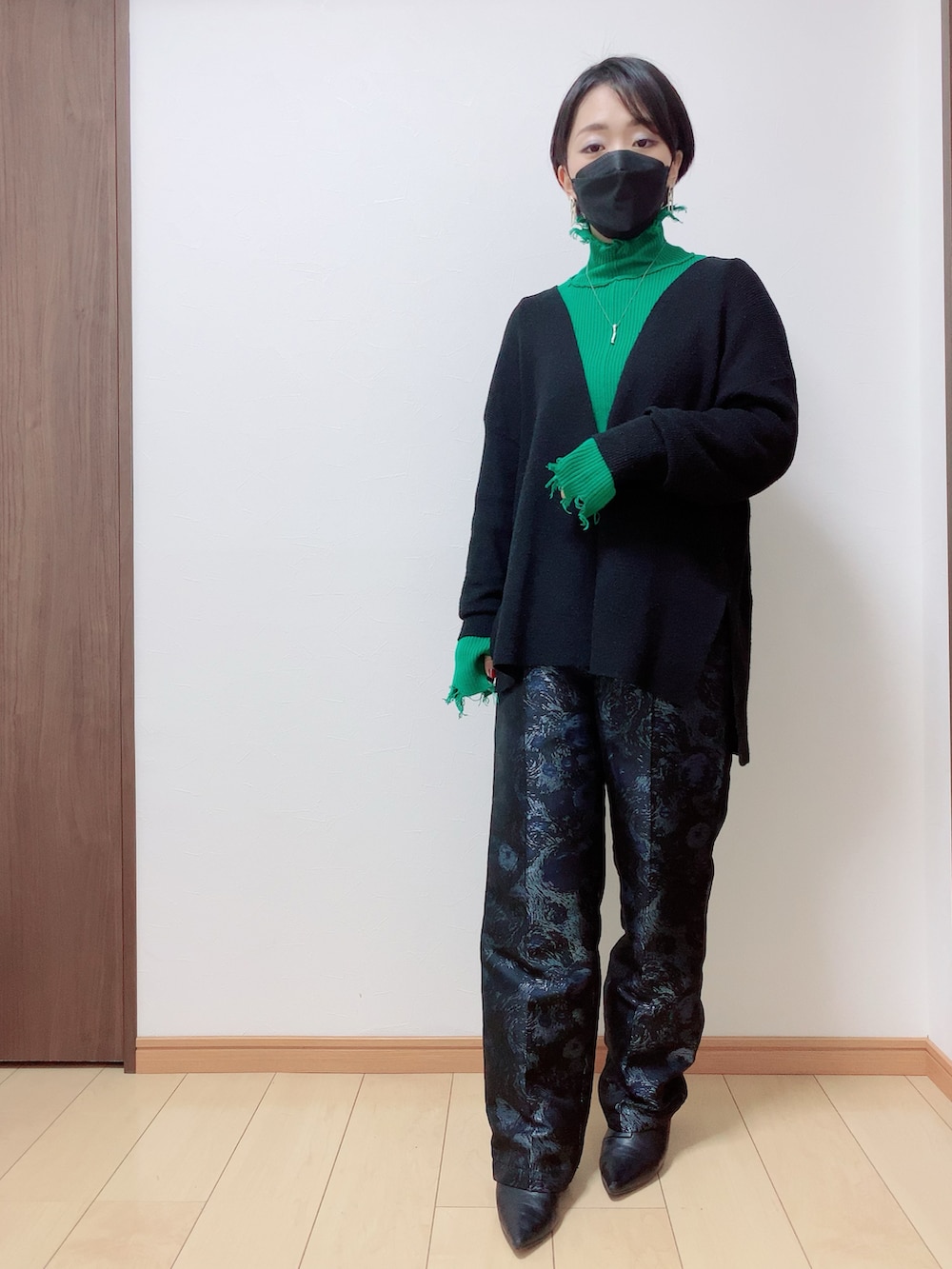 ブラック系のその他アウター、グリーン系のニット/セーター、ブラック系のニット/セーターを着用したレディースの冬コーディネートの2枚目の写真