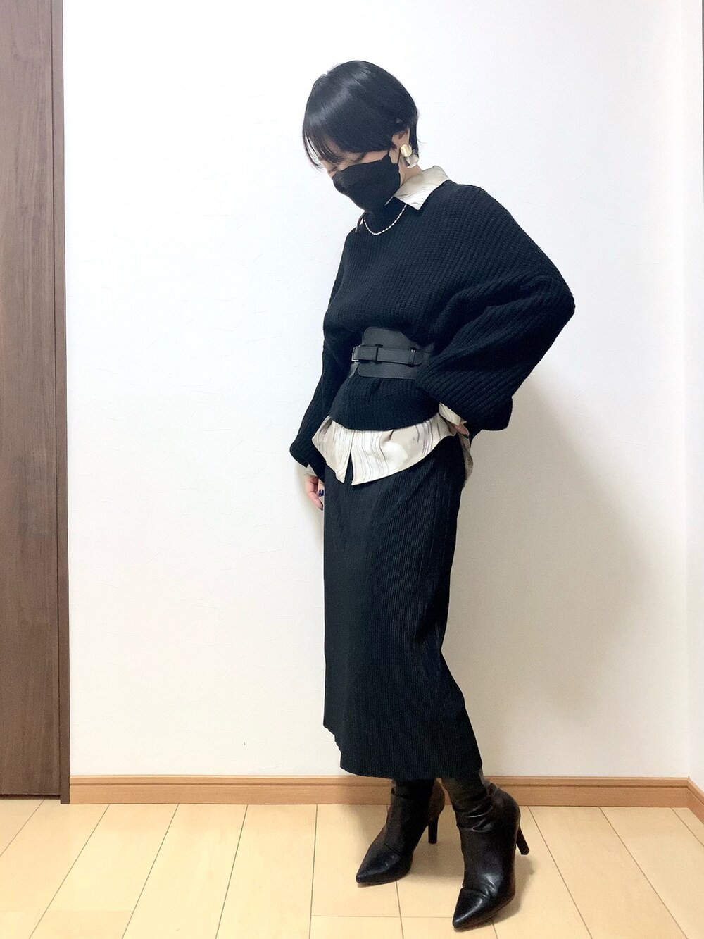 ベージュ系のその他アウター、ブラック系のニット/セーター、ブラック系のスカートを着用したレディースの冬コーディネートの4枚目の写真