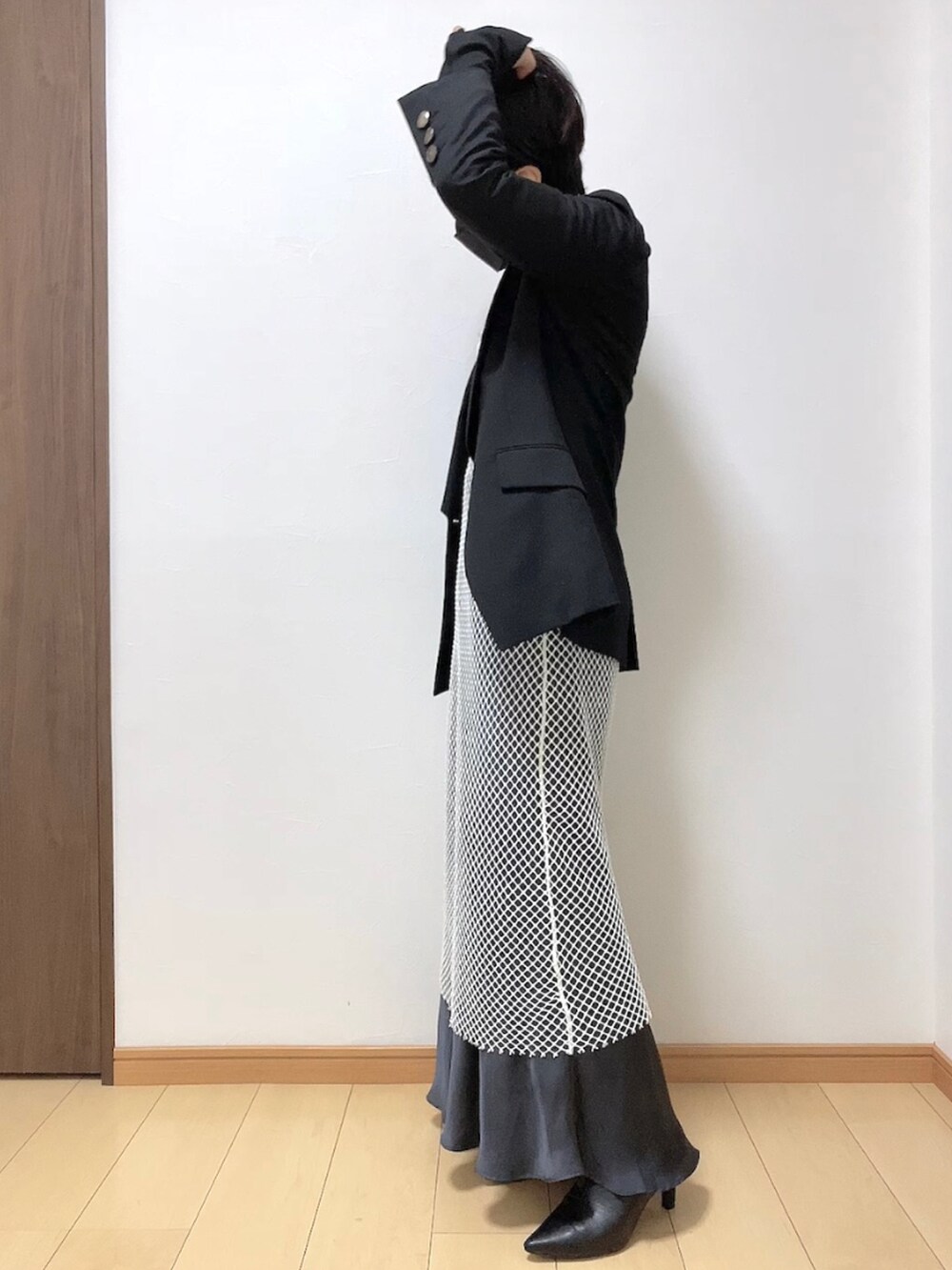 ブラック系のその他アウター、ホワイト系のワンピース/ドレス、グレー系のスカートを着用したレディースの冬コーディネートの4枚目の写真