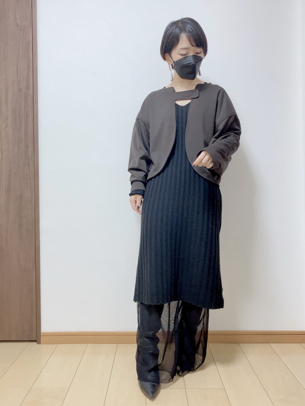 ブラック系のその他アウター、ブラック系のワンピース、ブラック系のブーツを着用したレディースの冬コーディネートの3枚目の写真