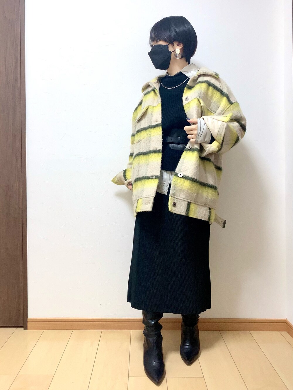 ベージュ系のその他アウター、ブラック系のニット/セーター、ブラック系のスカートを着用したレディースの冬コーディネートの2枚目の写真