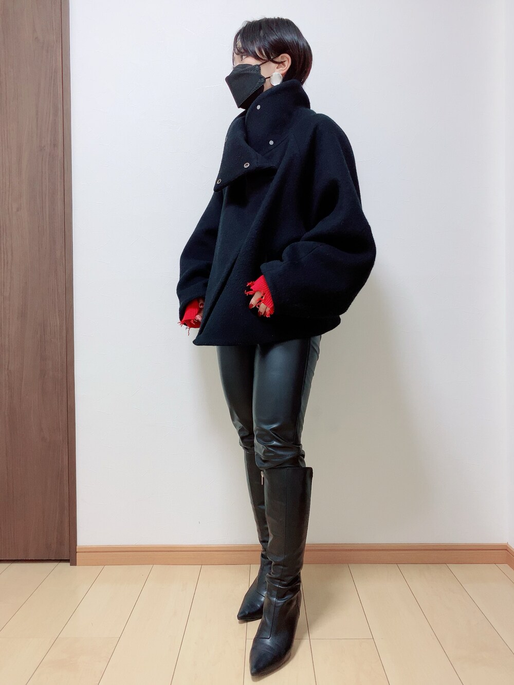 ブラック系のその他パンツ、ブラック系のブーツ、レッド系のニット/セーターを着用したレディースの冬コーディネートの4枚目の写真
