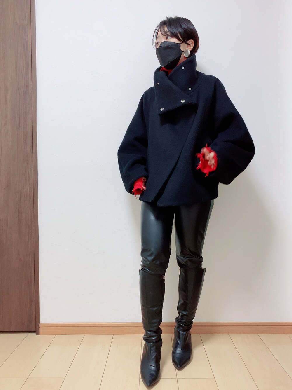 ブラック系のその他パンツ、ブラック系のブーツ、レッド系のニット/セーターを着用したレディースの冬コーディネートの3枚目の写真