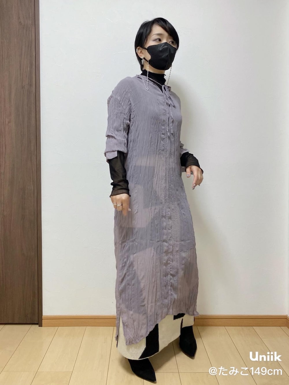 パープル系のワンピース、ホワイト系のスカート、ブラック系のパンプスを着用したレディースの春コーディネートの3枚目の写真