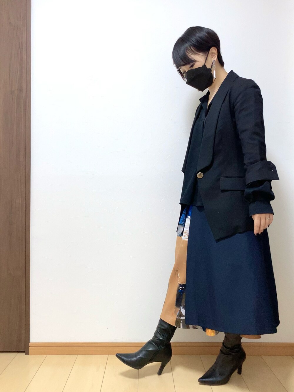 ブラック系のブーツ、ブルー系のスカート、ブラック系のTシャツ/カットソーを着用したレディースの冬コーディネートの3枚目の写真