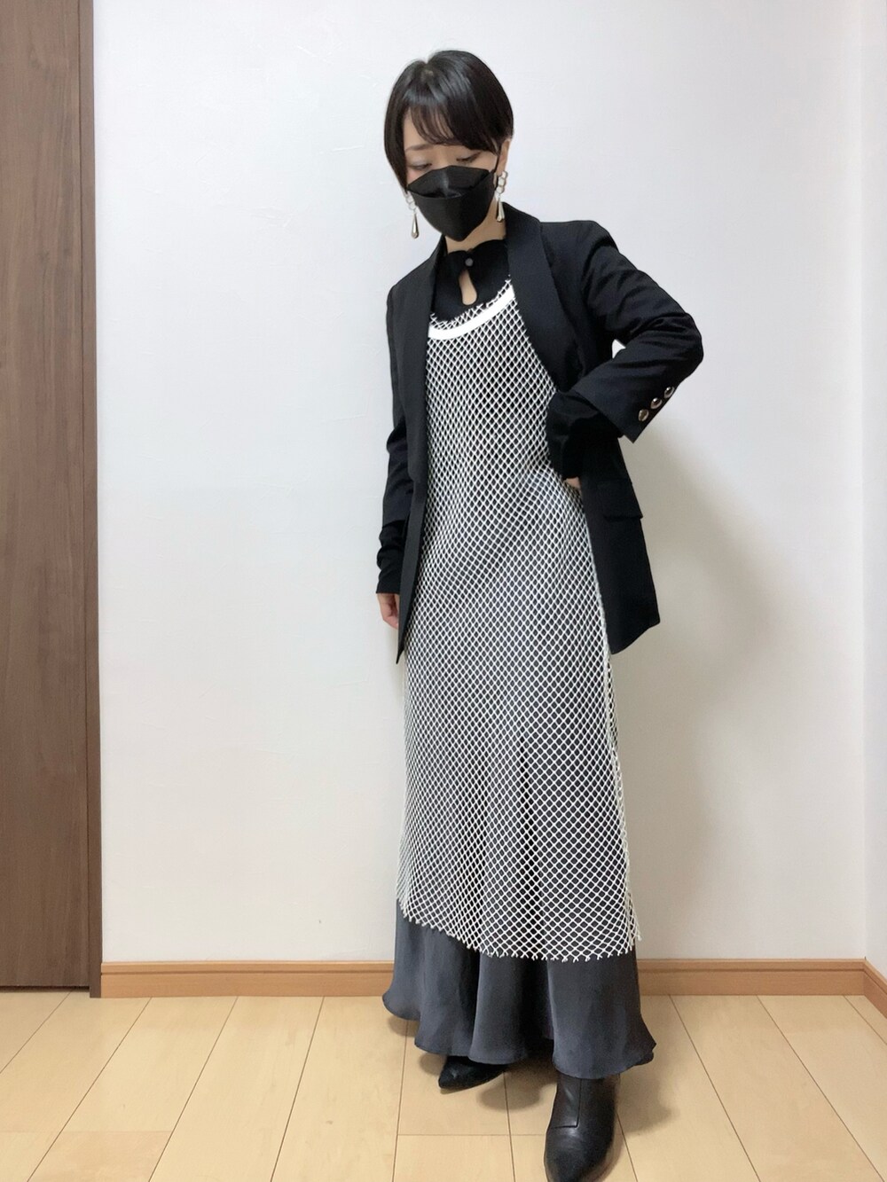 ブラック系のその他アウター、ホワイト系のワンピース/ドレス、グレー系のスカートを着用したレディースの冬コーディネートの3枚目の写真