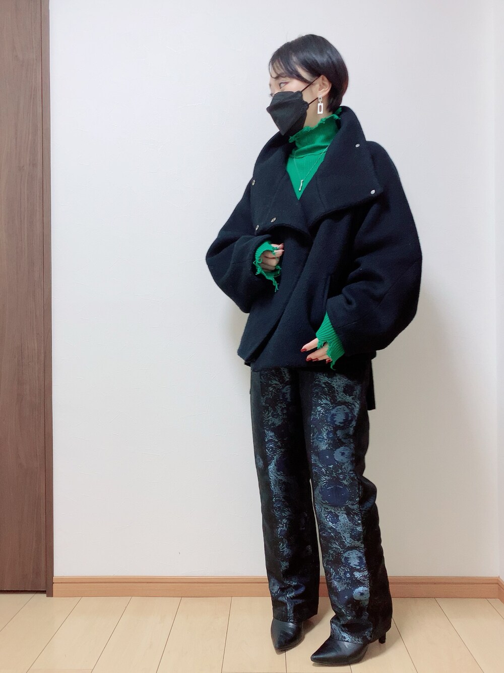 ブラック系のその他アウター、グリーン系のニット/セーター、ブラック系のニット/セーターを着用したレディースの冬コーディネートの3枚目の写真