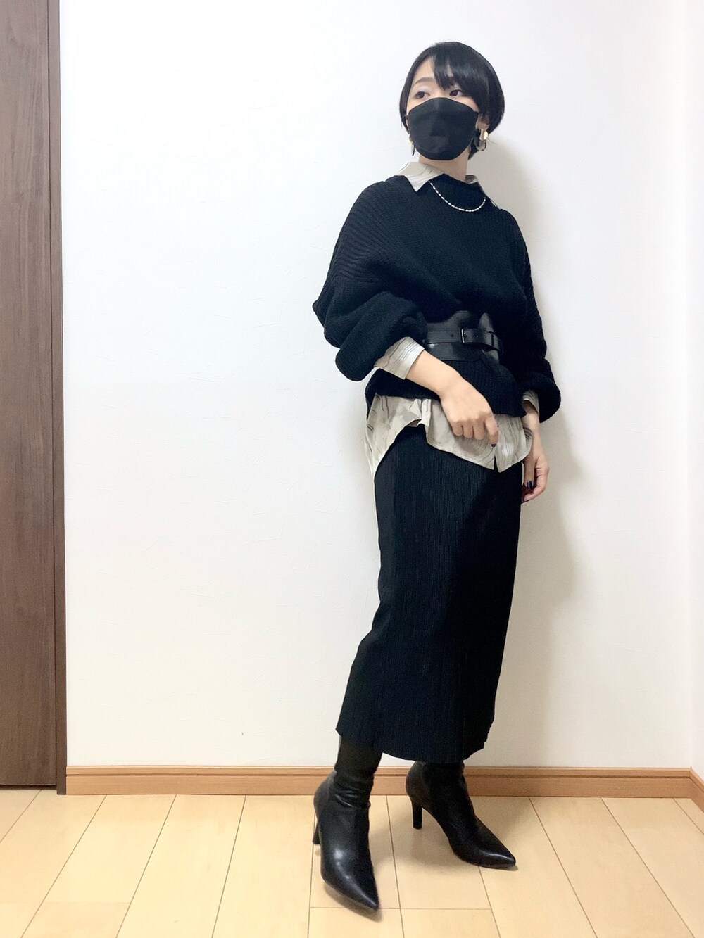 ベージュ系のその他アウター、ブラック系のニット/セーター、ブラック系のスカートを着用したレディースの冬コーディネートの3枚目の写真