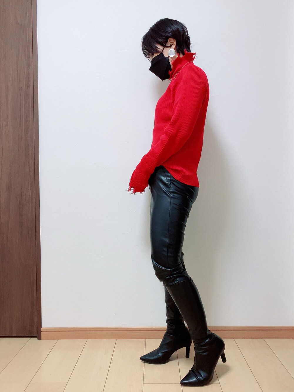 ブラック系のその他パンツ、ブラック系のブーツ、レッド系のニット/セーターを着用したレディースの冬コーディネートの2枚目の写真