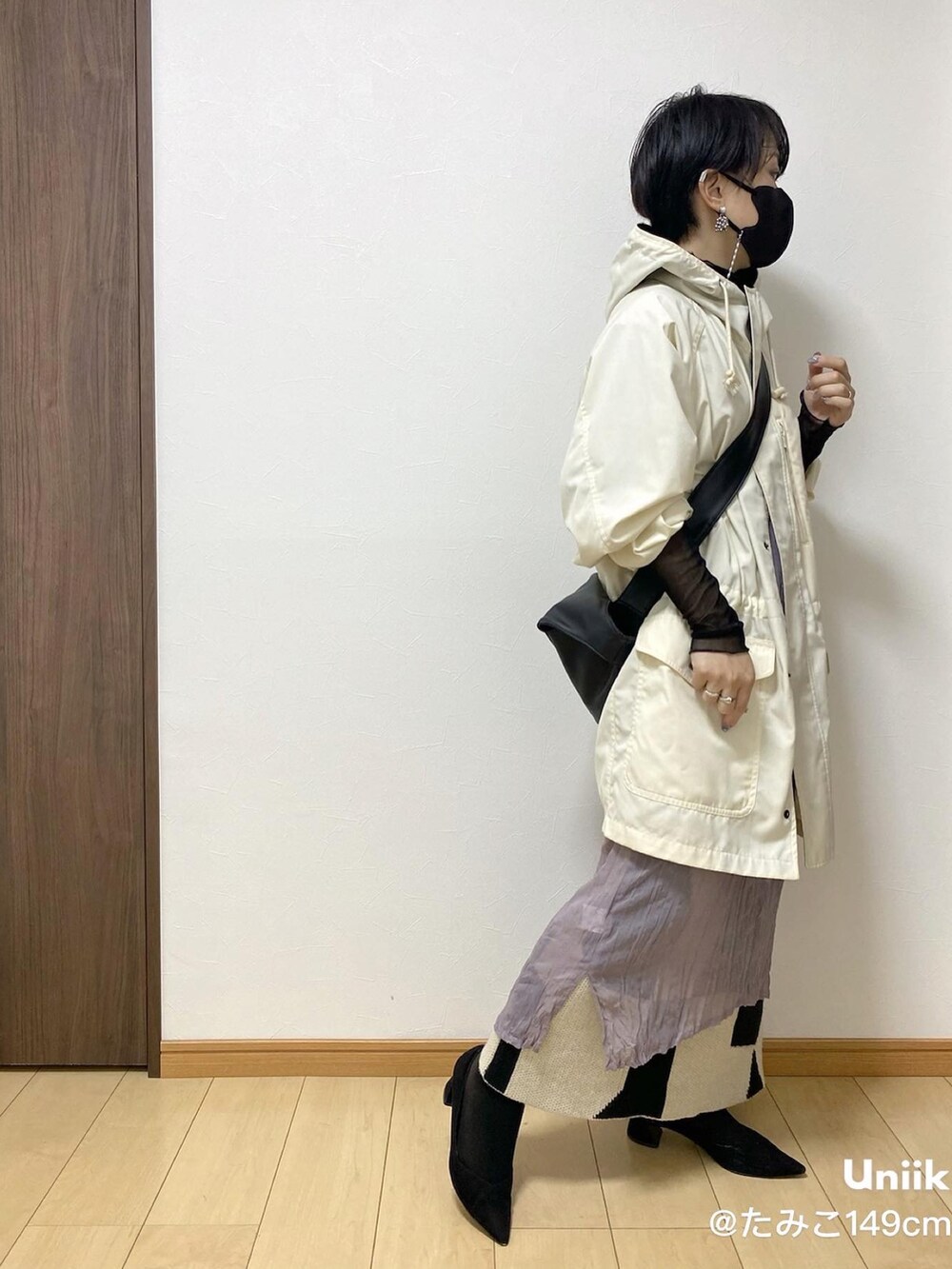 パープル系のワンピース、ホワイト系のスカート、ブラック系のパンプスを着用したレディースの春コーディネートの2枚目の写真