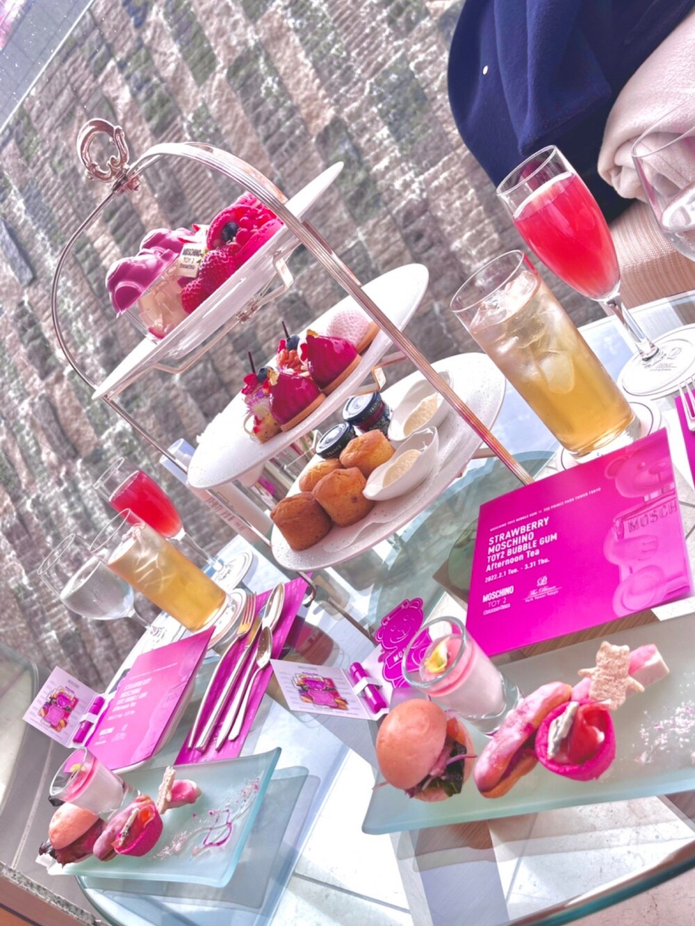 ブラック系のその他アウター、ホワイト系のワンピース/ドレス、グレー系のスカートを着用したレディースの冬コーディネートの5枚目の写真