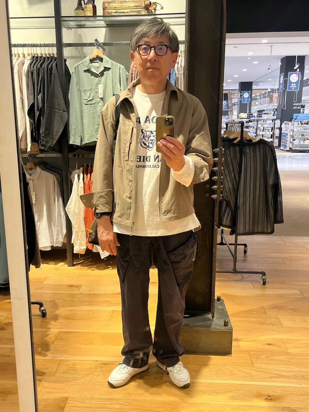 ホワイト系のTシャツ/カットソーを着用したメンズの春コーディネートの2枚目の写真