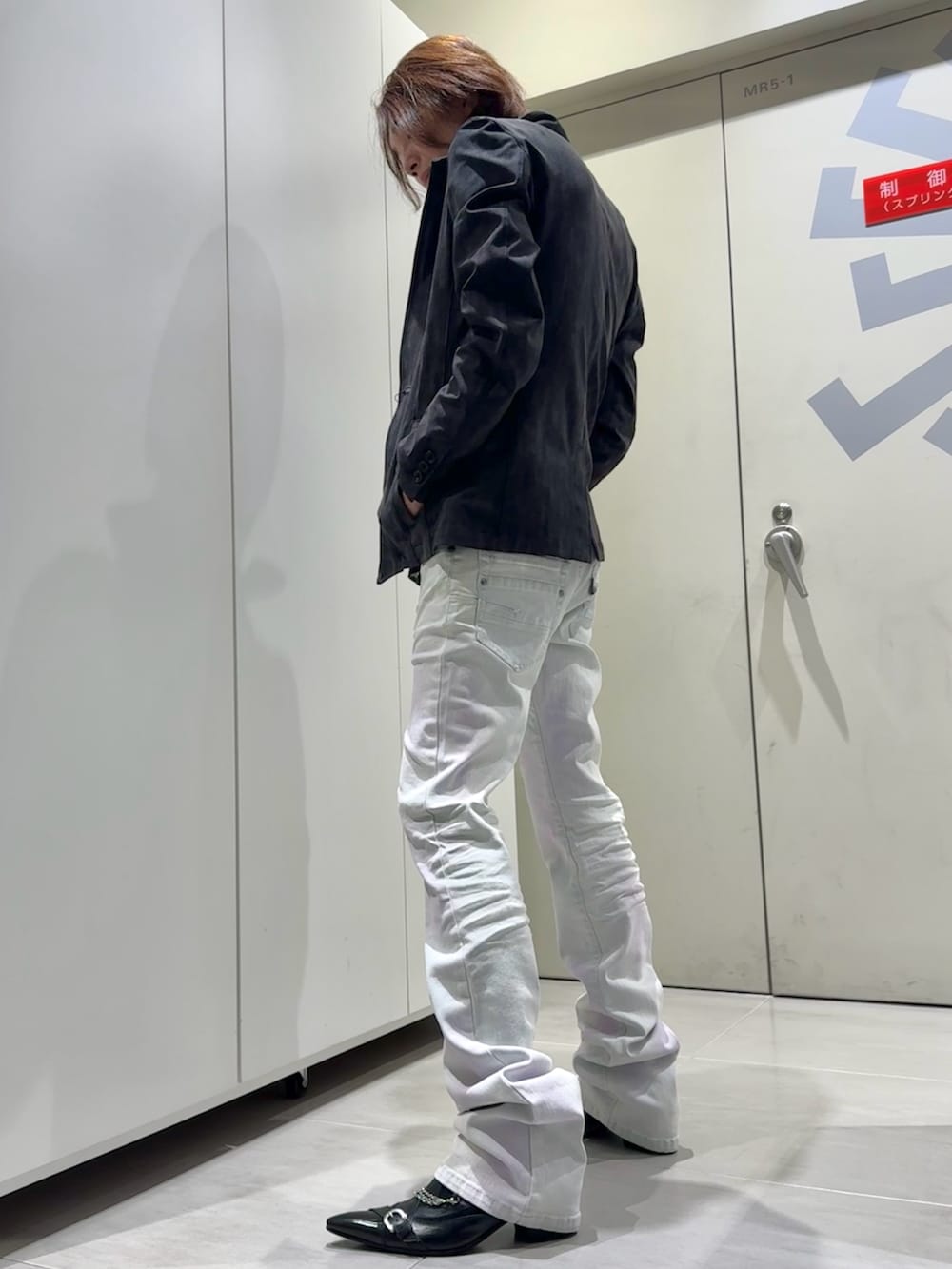 ブラック系のその他アウター、ピンク系のデニムパンツ、ブラック系のその他シューズを着用したメンズの春コーディネートの2枚目の写真