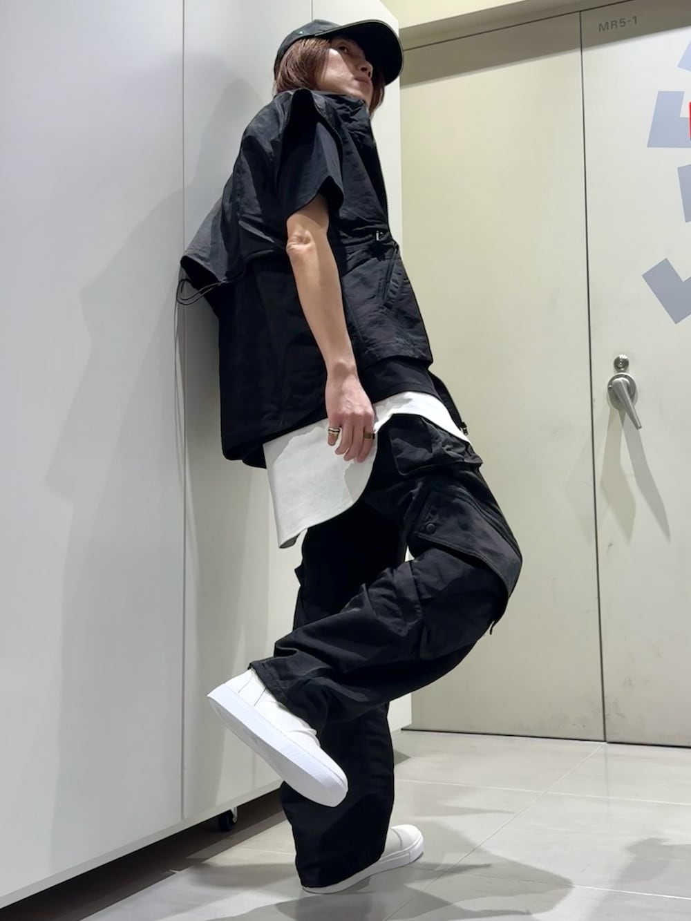 ホワイト系のTシャツ/カットソー、ブラック系のTシャツ/カットソー、ブラック系のブルゾンを着用したメンズの春コーディネートの3枚目の写真