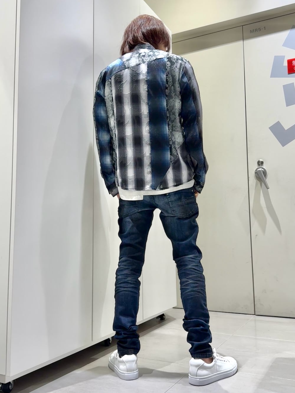 ホワイト系のスニーカー、ホワイト系のTシャツ/カットソー、ブルー系のシャツ/ブラウスを着用したメンズの春コーディネートの3枚目の写真