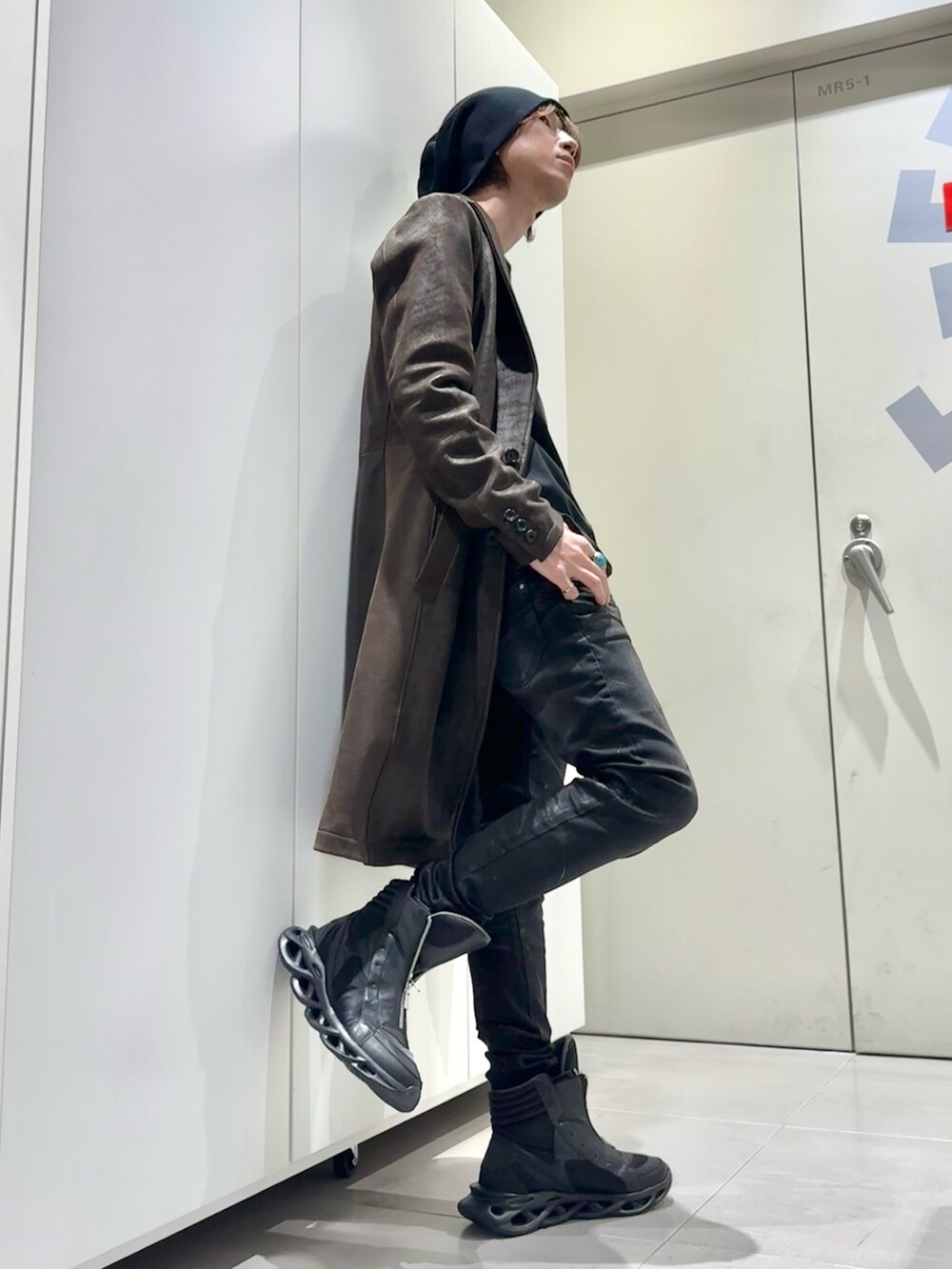 ブラック系のTシャツ/カットソー、ブラウン系のその他アウター、ブラック系のデニムパンツを着用したメンズの秋コーディネートの2枚目の写真