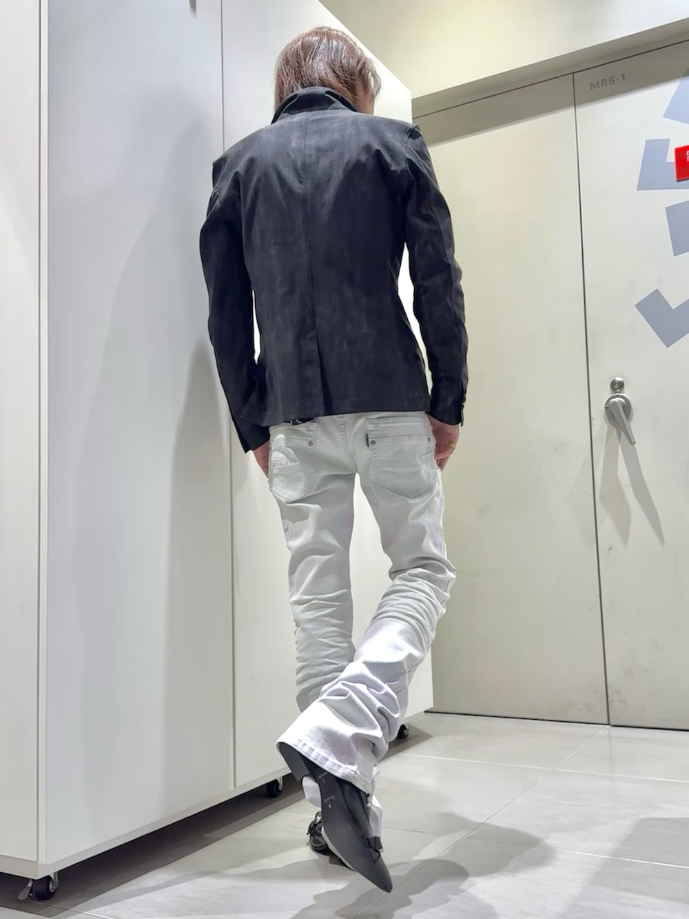 ブラック系のその他アウター、ピンク系のデニムパンツ、ブラック系のその他シューズを着用したメンズの春コーディネートの3枚目の写真