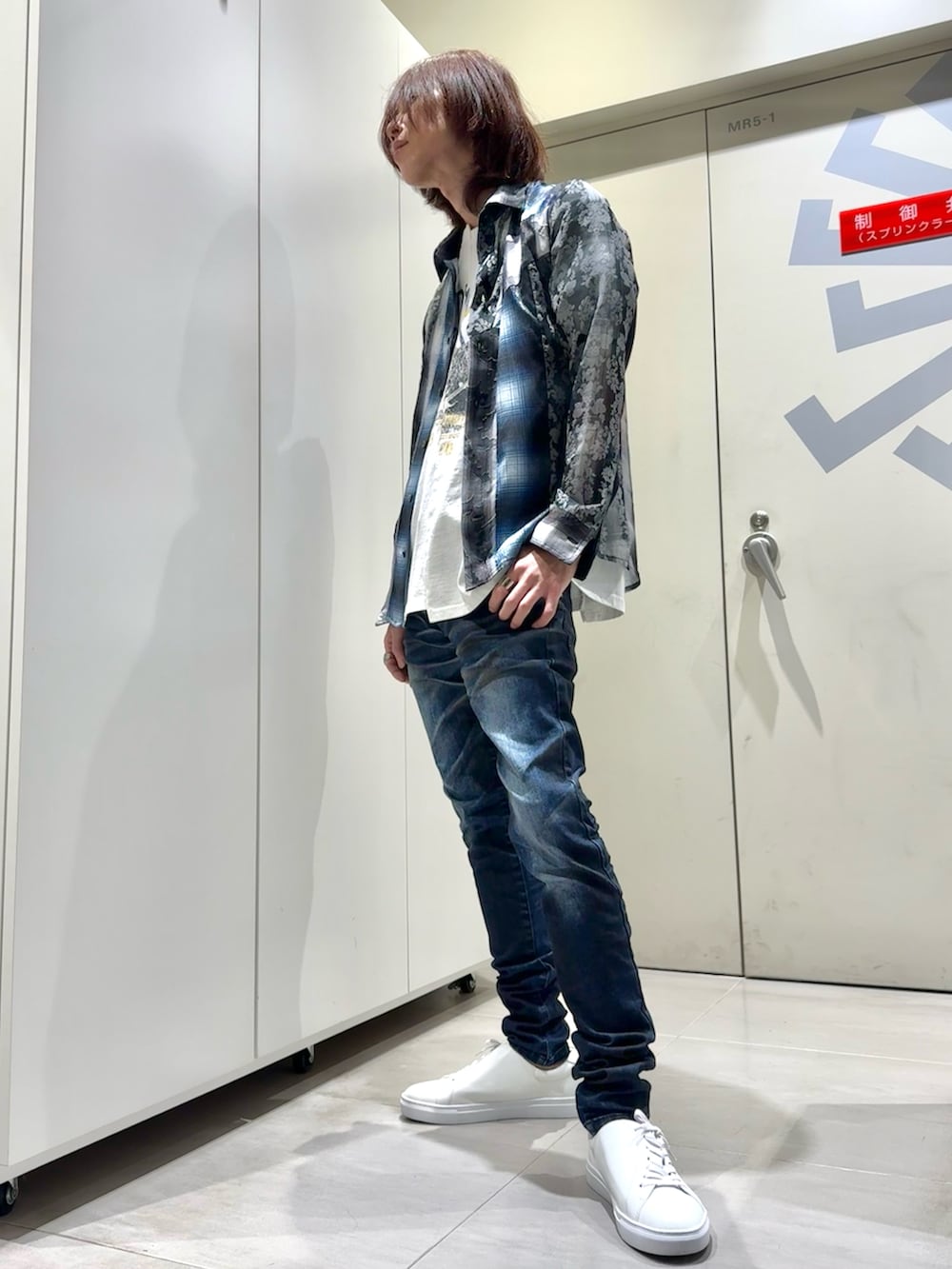 ホワイト系のスニーカー、ホワイト系のTシャツ/カットソー、ブルー系のシャツ/ブラウスを着用したメンズの春コーディネートの2枚目の写真