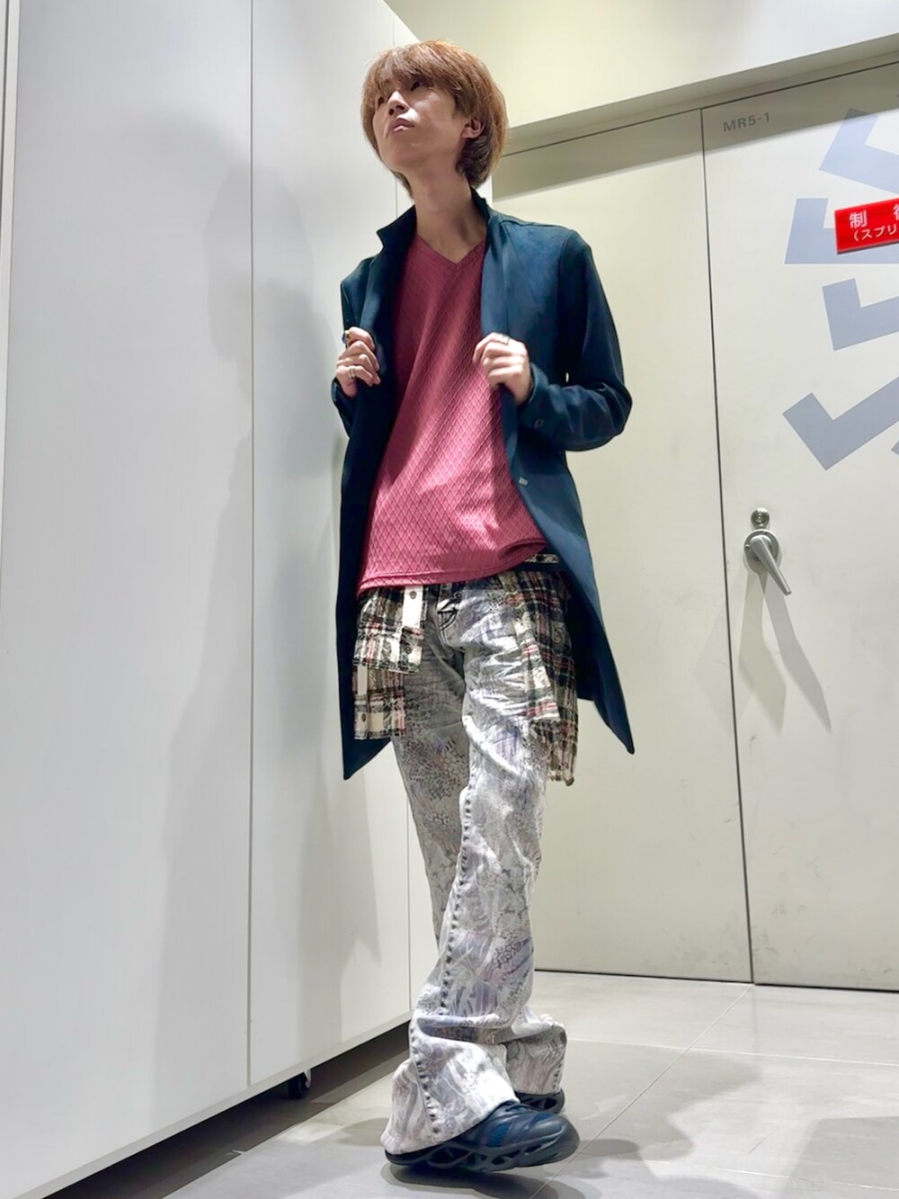 ピンク系のタンクトップ、ホワイト系のTシャツ/カットソー、ブルー系のチェスターコートを着用したメンズの秋コーディネートの2枚目の写真