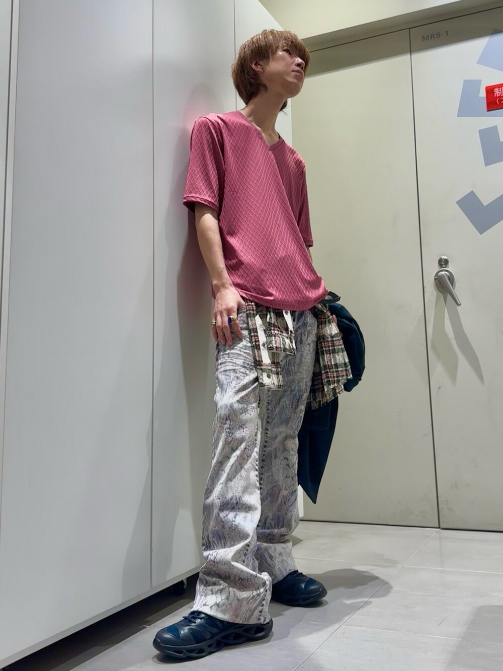 ピンク系のタンクトップ、ホワイト系のTシャツ/カットソー、ブルー系のチェスターコートを着用したメンズの秋コーディネートの3枚目の写真