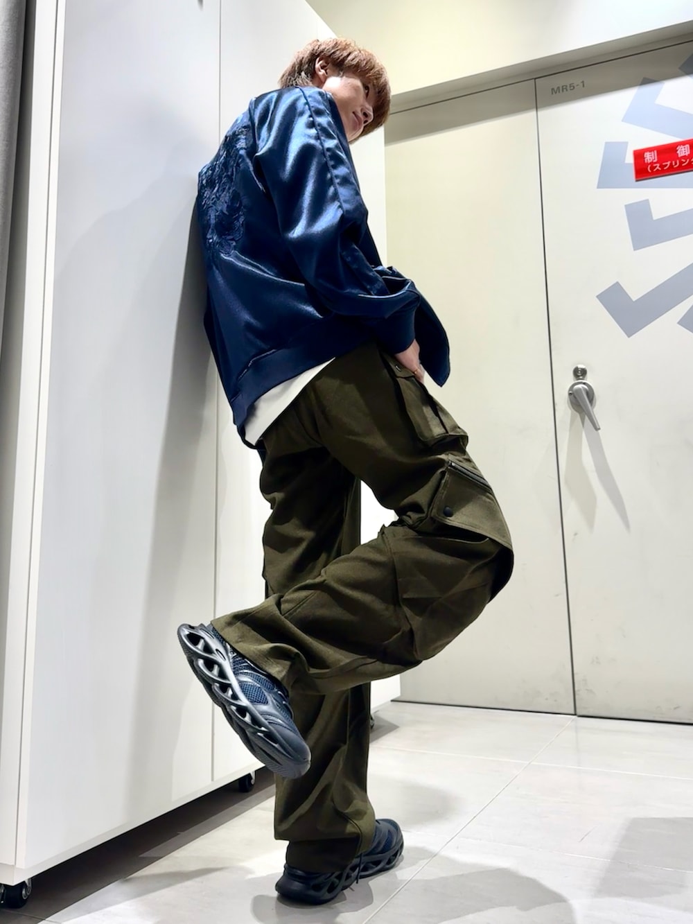 ホワイト系のTシャツ/カットソー、ブルー系のスカジャン、グリーン系のカーゴパンツを着用したメンズの秋コーディネートの2枚目の写真