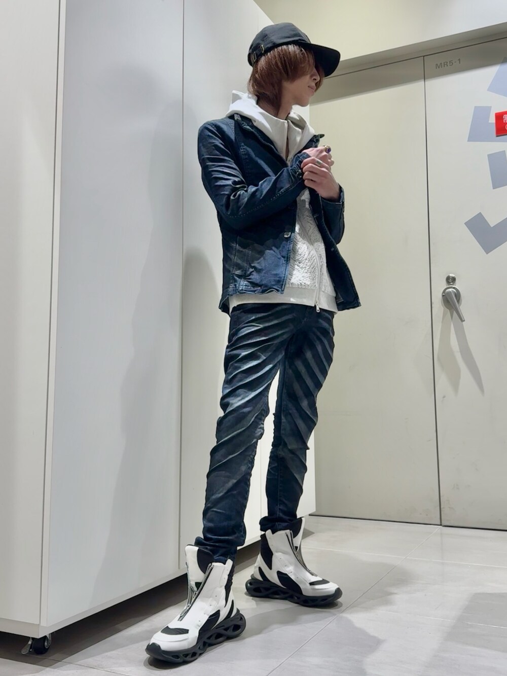 ブルー系のデニムパンツ、ホワイト系のその他シューズ、ブルー系のデニムジャケットを着用したメンズの冬コーディネートの2枚目の写真