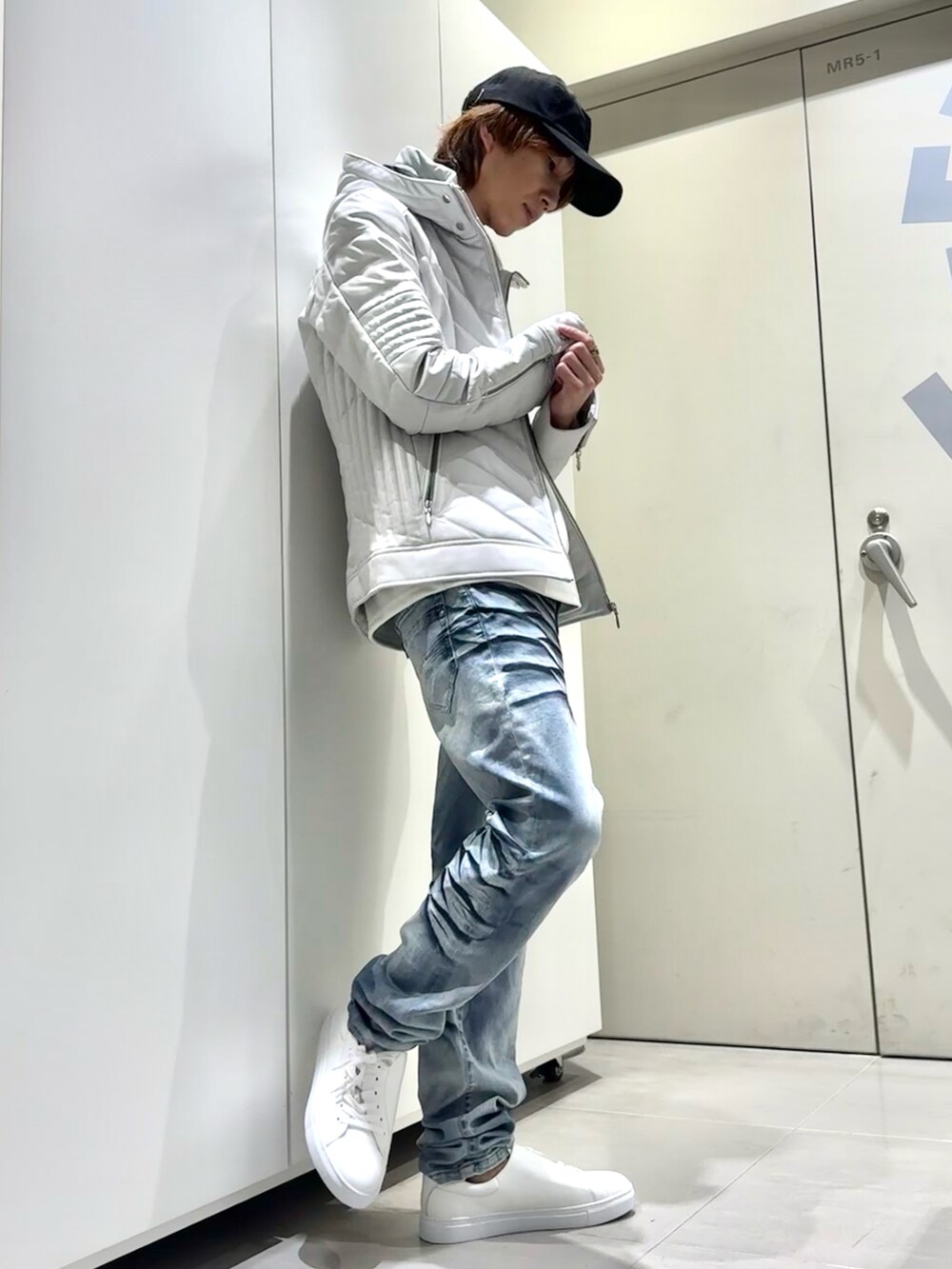 ブルー系のデニムパンツ、ホワイト系のTシャツ/カットソー、ホワイト系のダウンジャケット/コートを着用したメンズの秋コーディネートの2枚目の写真