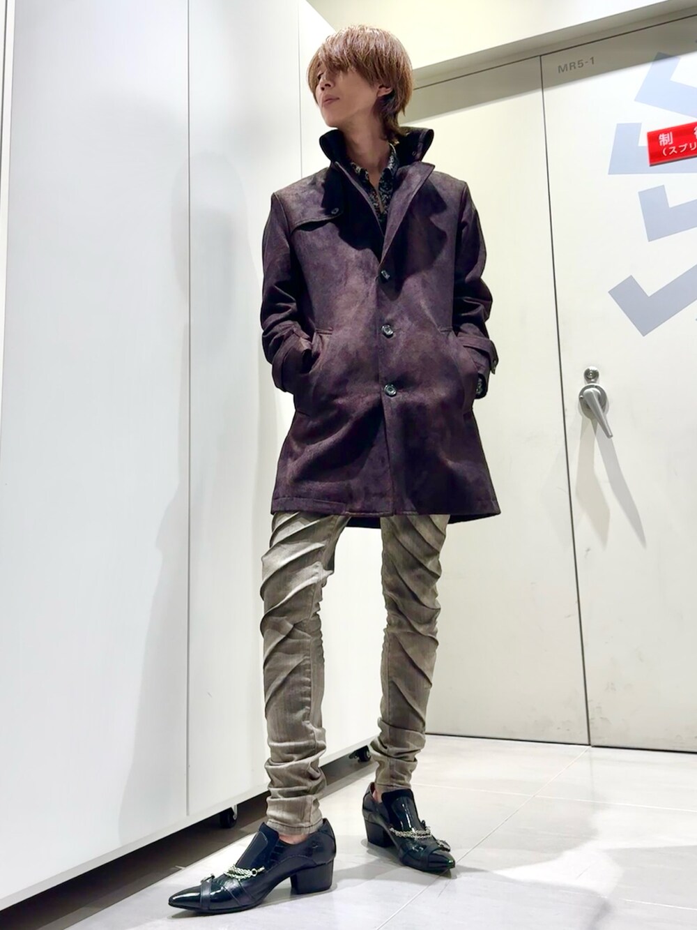 ホワイト系のシャツ/ブラウス、パープル系のトレンチコート、ベージュ系のデニムパンツを着用したメンズの秋コーディネートの5枚目の写真